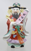 Auktion 374 / Los 15516 <br>Porzellanfigur zeigt Lu Xing, den chinesischen Gott des Wohlstands, an Hut bestossen, ca. H-21cm