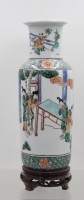 Auktion 374<br>Rouleau-Vase aus Porzellan im Famille-verte-Stil, ungemarkt, &auml;lter, ca. H-27cm