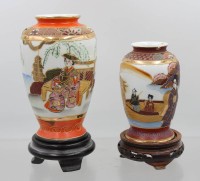 Auktion 374<br>2x kl. Vasen, Satsuma, Japan, kl. mit Chip, je auf Holzstand, ca. H-15,5cm