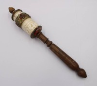 Auktion 374<br>Handgebetsm&uuml;hle, Tibet, Bein und Messing, &auml;lter, ca. L-26cm, Altersspuren und Fehlteile