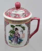 Auktion 374<br>chinesischer Porzellanbecher mit Deckel, Familie Rose Stil, gemarkt, ca. H-14cm