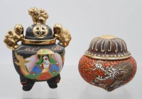 Auktion 374<br>handbemaltes japanisches Satsuma-Moriage-R&auml;uchergef&auml;&szlig; und Duftdose, gemarkt, ca. H-12,5 u. 8cm