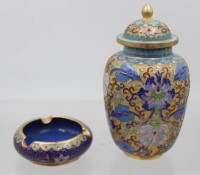 Auktion 374<br>Deckeldose und Ascher, Cloisonn&egrave;, ca. H-14,5cm