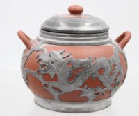 Auktion 374 / Los 15535 <br>antike chinesische Zuckerdose aus rotem Yixing-Ton, gemarkt, Drachendekor aus Zinn, H-10cm