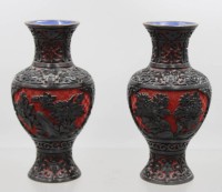 Auktion 374<br>Paar chinesische geschnitzte Zinnoberlack-Vasen, schwarzen Blumenmotiven auf rotem Rautenmuster-Grund, ca. H-18cm