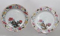 Auktion 374<br>Paar antike chinesischer Porzellanteller im Famille-rose-Stil, 1 Teller mit Chips und altrissig, ca. D-22,5cm