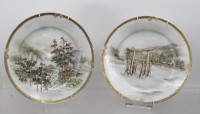 Auktion 374 / Los 15544 <br>Paar japanische Zierteller, gemarkt,  feine handbemalte japanische Landschaft, ca. D-23,8cm