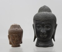 Auktion 374<br>2x Buddha-B&uuml;sten, 1x Bronze gef&uuml;llt und Holz, ca. H-13cm u. 7cm