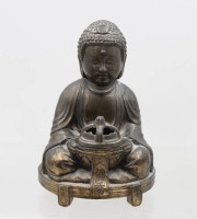 Auktion 374<br>vintage japanische Buddha-Figur aus Metallguss (ca. Mitte des 20. Jahrhunderts),  Weihrauch- oder &Ouml;l-Lampe, ca. H-15,5cm, Altersspuren (2 kl. L&ouml;cher)