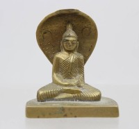 Auktion 374<br>kleine, sitzende Buddha-Skulptur die von der Schlangengottheit Mucalinda (Naga Buddha) besch&uuml;tzt wird, Bronze, ca. H-7,8cm
