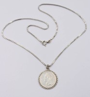Auktion 374<br>925er Halskette mit M&uuml;+nzanh&auml;nger, venezolanische 1-Bol&iacute;var-Silberm&uuml;nze 1965, zus. 13,6gr., ca. L-50cm Anh. D-2,5cm