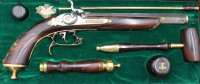 Auktion 374<br>Replik einer antiken Vorderlader-Pistole, in Kasten, Zubeh&ouml;r wohl komplett,  Pistole L-46cm