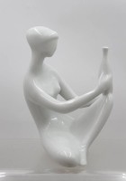 Auktion 374<br>sitzender weibl. Akt, Royal Dux, Entw. Jitka Forejtov&aacute;, Wei&szlig;porzellan, ca. H-22cm