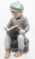 Auktion 374<br>Porzellanfigur &bdquo;Lesender Junge&ldquo;, Modellnr. 1096, Dahl Jensen, ca. H-14,5cm