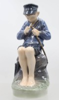Auktion 374 / Los 8044 <br>schnitzender Junge, Royal Copenhagen, Modellnr. 905, Entw. Christian Thomsen, H-18,5cm