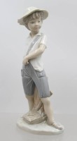 Auktion 374<br>Porzellanfigur eines jungen Wanderers  mit Hut, NAO by Lladr&oacute;, Hut bestossen, ca. H-22cm