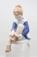 Auktion 374<br>Marianne, Bing &amp; Gr&ouml;ndahl, Entw, Claire Weiss, Modellnr. 2373, polychrom staffiert in Unterglasurfarben, H-14,5cm