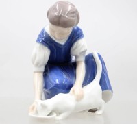 Auktion 374 / Los 8049 <br>Bing und Gr&oslash;ndahl Porzellanfigur, M&auml;dchen mit Katze, Modellnr 1745, Entw. Ingeborg Plockross Irminger. ca. H-14cm, Katze am Ohr Chip