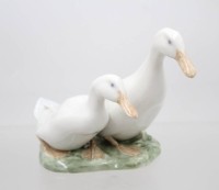 Auktion 374<br>G&auml;nsepaar, Royal Copenhagen, Entw. Olaf Mathisen, Modellnr. 2128, leicht staffiert in naturalistsichen Unterglasurfarben, H-13cm, 2 Schleifstriche.