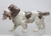 Auktion 374<br>Bing und Gr&ouml;ndahl, Porzellanfigur, Cockerspaniel mit Fang, Modellnr. 2061, Entw. Laurits Jensen, H-14,5cm L-25cm