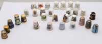 Auktion 374<br>ca. 30 div. Fingerh&uuml;te, meist Porzellan, 5x Cloisonn&eacute;