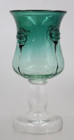 Auktion 374 / Los 10015 <br>hohe Kelchvase, Kunstglas, klarer Stand mit gr&uuml;ner Kuppa, ca. H-25,5cm