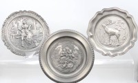 Auktion 374 / Los 15031 <br>3x div. neuzeitl. Zinn-Reliefteller, ca. D-23cm