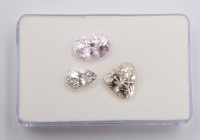 Auktion 374<br>Kunzit u. 2 gelbe Triphane, zus. ca. 14,2 Karat