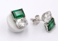 Auktion 374<br>Paar Ohrstecker, 925er Silber, je mit gr&uuml;nem u. klarem Stein, ca. L-1cm