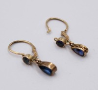 Auktion 374<br>Paar 585er Gold-Ohrh&auml;nger mit blauen Saphiren, H&auml;nger leicht unterschiedlich, zus. ca. 1,95 Karat, L-2,5cm
