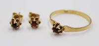 Auktion 374<br>Set, Ring und passende Ohrstecker, 333er GG, je mit Rubinbesatz, ca. RG 60, zus. ca. 1,8gr.