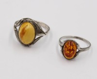Auktion 374<br>925er Silber-Ringe mit Bernsteinbesatz, 1x Butterscotch, zus. ca. 6,2gr., RG 56/63