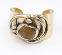 Auktion 374<br>Manschettenarmreif (Cuff), Erik Dennung Danmark, mit Tigerauge, goldfarben, B-4cm
