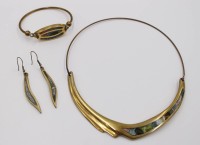 Auktion 374<br>Modeschmuck-Set, wohl 70/80er Jahre, Halsreif, Armreif und Ohrh&auml;nger, ca. Halsreif D-12cm