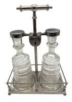 Auktion 374<br>Tantalus mit 2 Glasflaschen, verzinktes Hestell, abschliessbar, aber Schl&uuml;ssel fehlt, offen, H-31 cm, B-22 cm, 1x St&ouml;psel besch&auml;digt