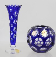 Auktion 374 / Los 10018 <br>2x &Uuml;berfang-Vase, 1x Nachtmann, h&ouml;here Vase mit Chip, ca. H-16cm u. 9cm
