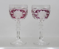 Auktion 374<br>2x Weingl&auml;ser, floraler Schliff, ca. H-17,7cm