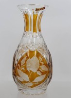 Auktion 374<br>Bleikristallvase der Marke Irena mit einem handgeschliffenen Rautenmuster und einem feinen, ge&auml;tzten Blumenmotiv, ca. H-24,5cm
