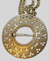 Auktion 374<br>Kette mit gr. Anh&auml;nger bez. Kleidungs Fibel der Wikinger , David Andersen, S-925-, innen norwegisch beschriftet "Kopi fra Folkemuseet uni David Andersen-S 925-" d-6 cm, zus. 59,15 gr.
