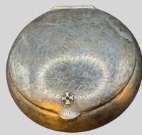 Auktion 374<br>Tabaksdose oder &auml;hnliches "Sillem's" Silber-925-, H-3 cm, D-9 cm, 116,45 gr., H.S.G. Ziermonogramm, Firmenzeichen (Kreuz) mit Safir