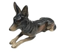 Auktion 374<br>liegender Sch&auml;ferhund, wohl Cortendorf, H-14 cm, L-24 cm