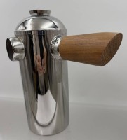 Auktion 374<br>Freud Cafetiere (French Press) Design- Kaffeebereiter aus hochglanzpoliertem Edelstahl mit einem markanten, angewinkelten Holzgriff. H-24 cm