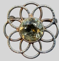 Auktion 374<br>Silber-Brosche mit gr. facettierten, leicht gelblichen Stein, D-3 cm, 3,86 gr