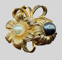Auktion 374<br>gr. "Grosse" Doublebrosche mit weisser und schwarzer Perle, dat. 1964, Germany, 4x4 cm, 18,4 gr.