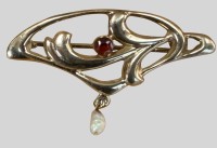 Auktion 374<br>Jugendstil-Silberbrosche mit Granat und SW Perle, B-3,5 cm, 2,09 gr