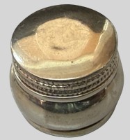 Auktion 374 / Los 11015 <br>runde Pillendose, Silber gepr&uuml;ft, undeutlich gepunzt, wohl -800-, H-2 cm, D-2,2 cm, 22,48 gr