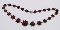 Auktion 374<br>Sch&ouml;nes Granat-Collier wohl um 1900 sowie Doubl&eacute;-Brosche im Biedermeierstil, Brosche mit Fehlteilen, Collier ca. 38cm