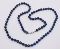 Auktion 374<br>Lapis-Halskette, polierte Kugeln, L-80cm