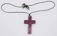 Auktion 374 / Los 1266 <br>Rhodonit- Kreuz an Stoffband ,
