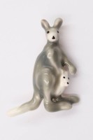 Auktion 374<br>graue K&auml;nguru-Broche, Emaille, ca. H-4,5cm